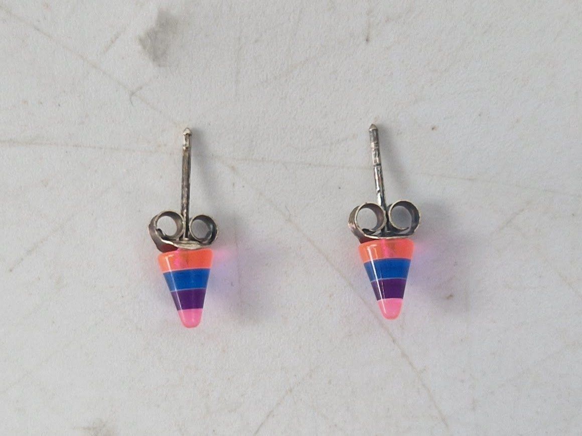Orecchini pendenti & Orecchini a lobo: Kleine Ohrstecker, Rainbow Kegelform – Usato da Muhen venduto da Restwert_Muhen