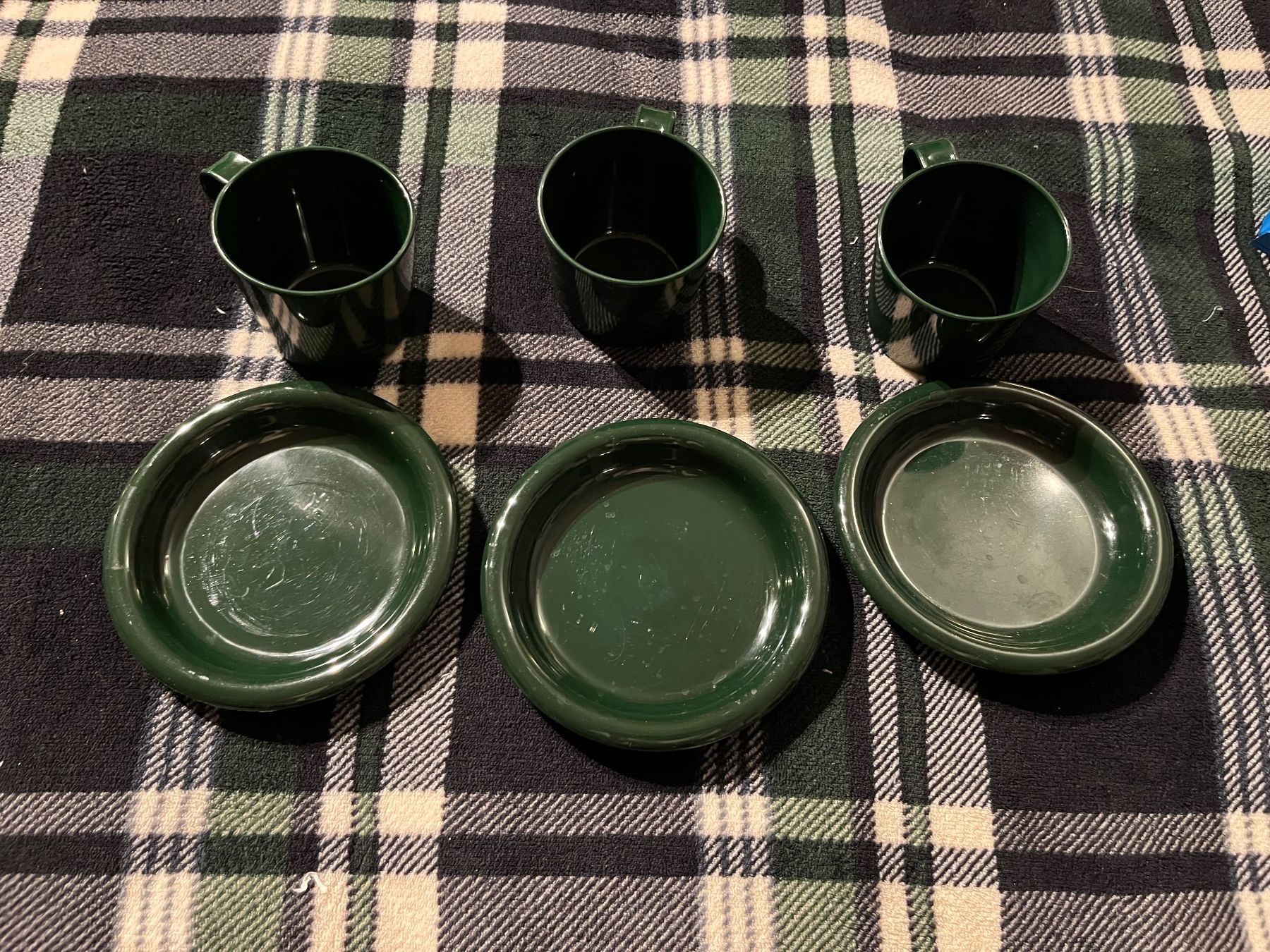Set di piatti: 3 Teller und Becher fürs Camping – Usato da Umiken venduto da deb_57xk