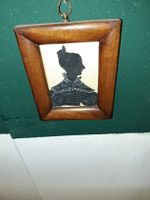 Antike Silhouette im Holzrahmen, Scherenschnitt 