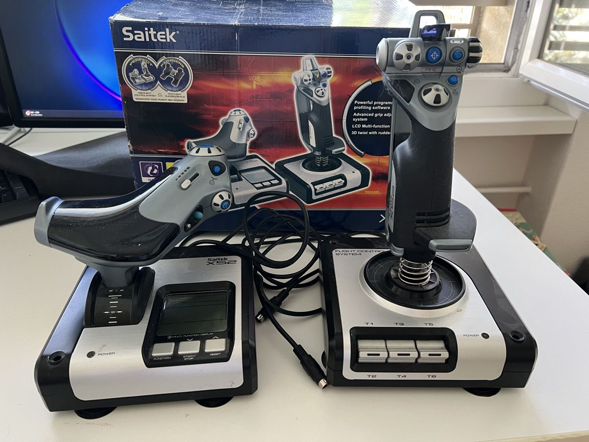 Saitek Controller: Joystick Flight Control System Saitek X52 – Gebraucht aus Kriens von