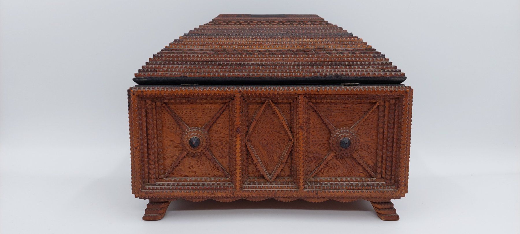 Cassapanche: Prächtige Tramp Art Schatulle Box – Usato da Dielsdorf venduto da anabur 2