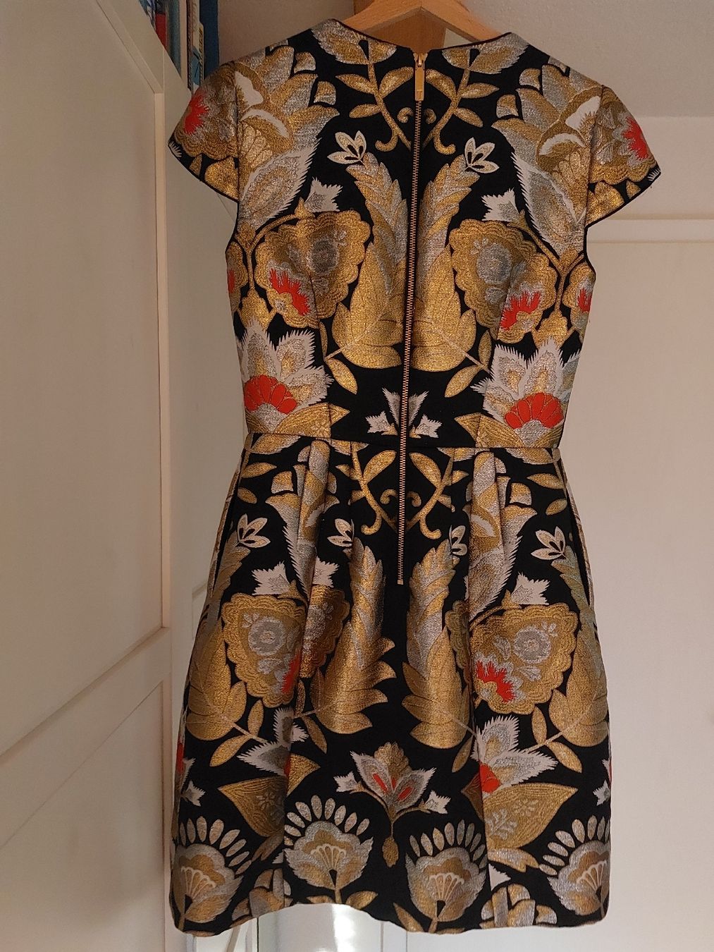 Ted Baker Vestiti: Extravagantes Ted Baker Kleid Abendkleid Couture Jacquard – Usato da Romanshorn venduto da SwissEnn 1