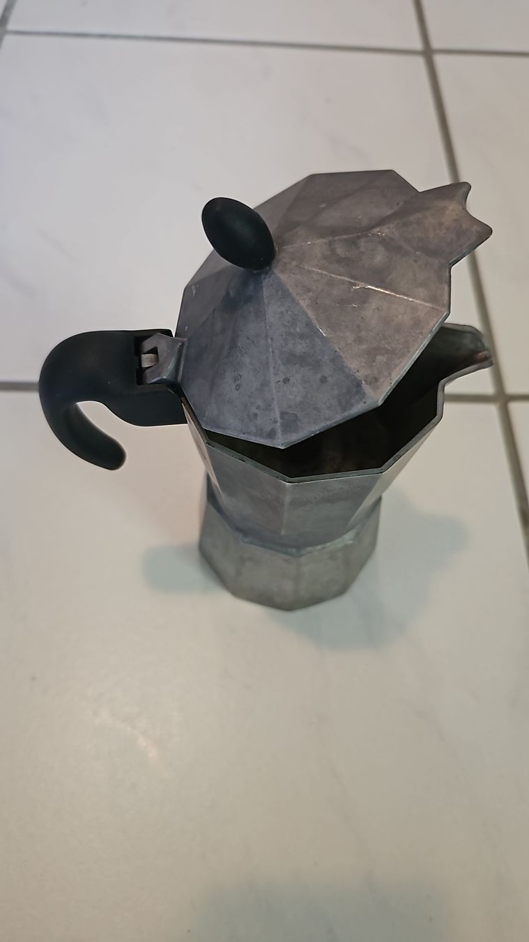 Macchine per caffè & Macchine per espresso: Italienische Espressokanne gebraucht – Usato da Mels venduto da WendySchumacher