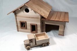 Holzspielhaus mit Garage und Auto – zum Selbstaufbauen.