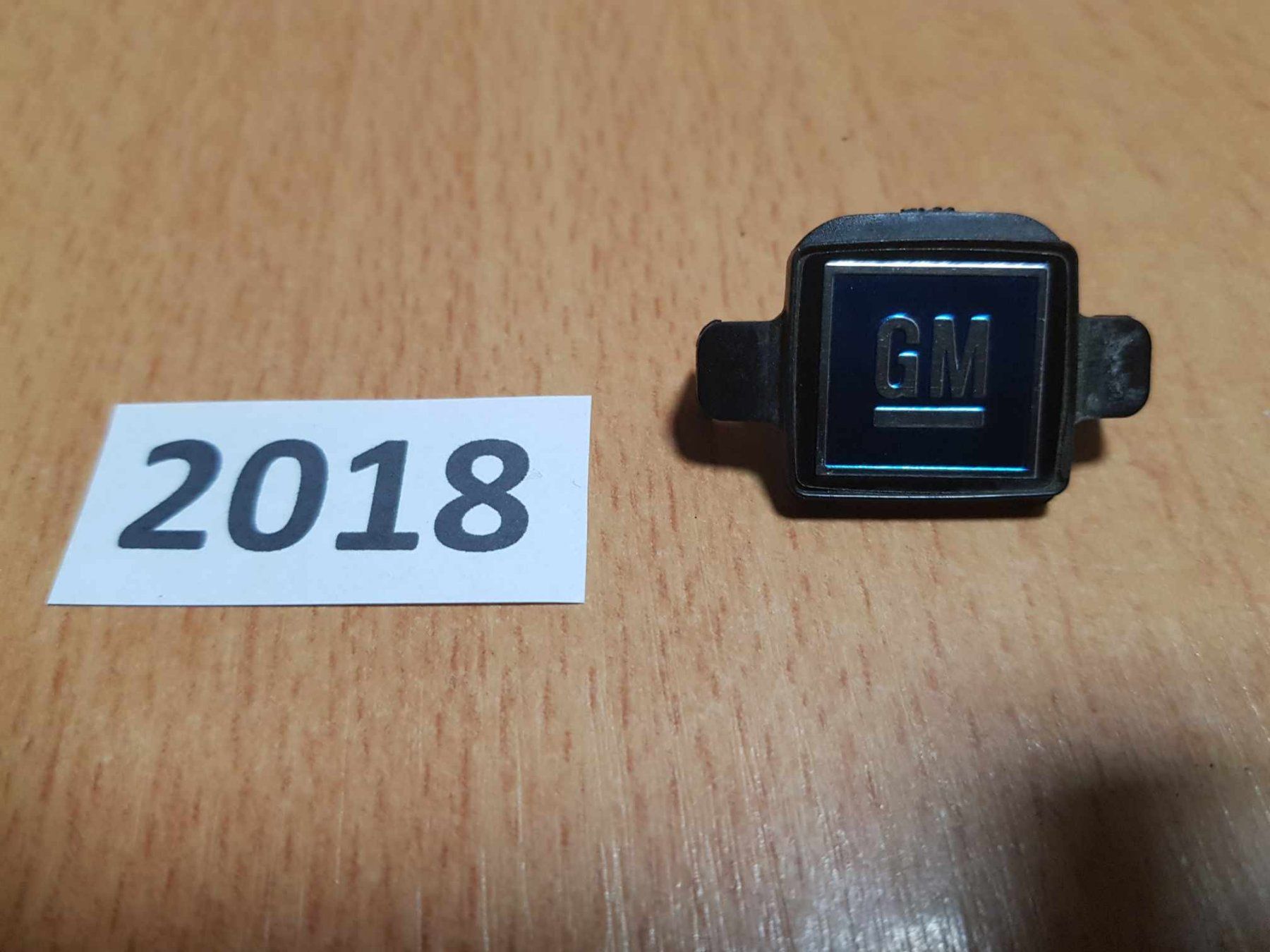 GM Tutti pezzi di ricambio auto: GM Emblem – Usato da Niedergösgen venduto da usc_l8gm