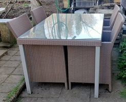 Schöner Rattan Tisch mit 4 Stühlen