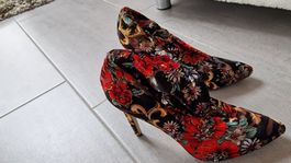 Schöne Stilettos / Stoff-Stiefeletten von Sergio Todzi