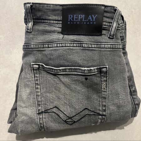 GRAUE JEANS