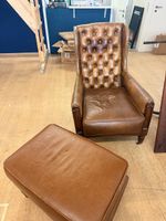 Schöner chesterfield Ohrensessel mit Fussmöbel