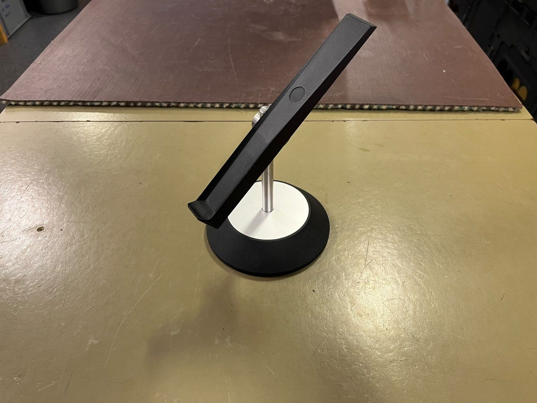 Bang & Olufsen Supporti a parete: Bang & Olufsen BeoRemote 1 Desk Stand – Usato da Lachen SZ venduto da fma8852 2