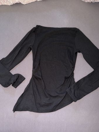 Schickes, schwarzes Langarmshirt von Bershka, Gr. M