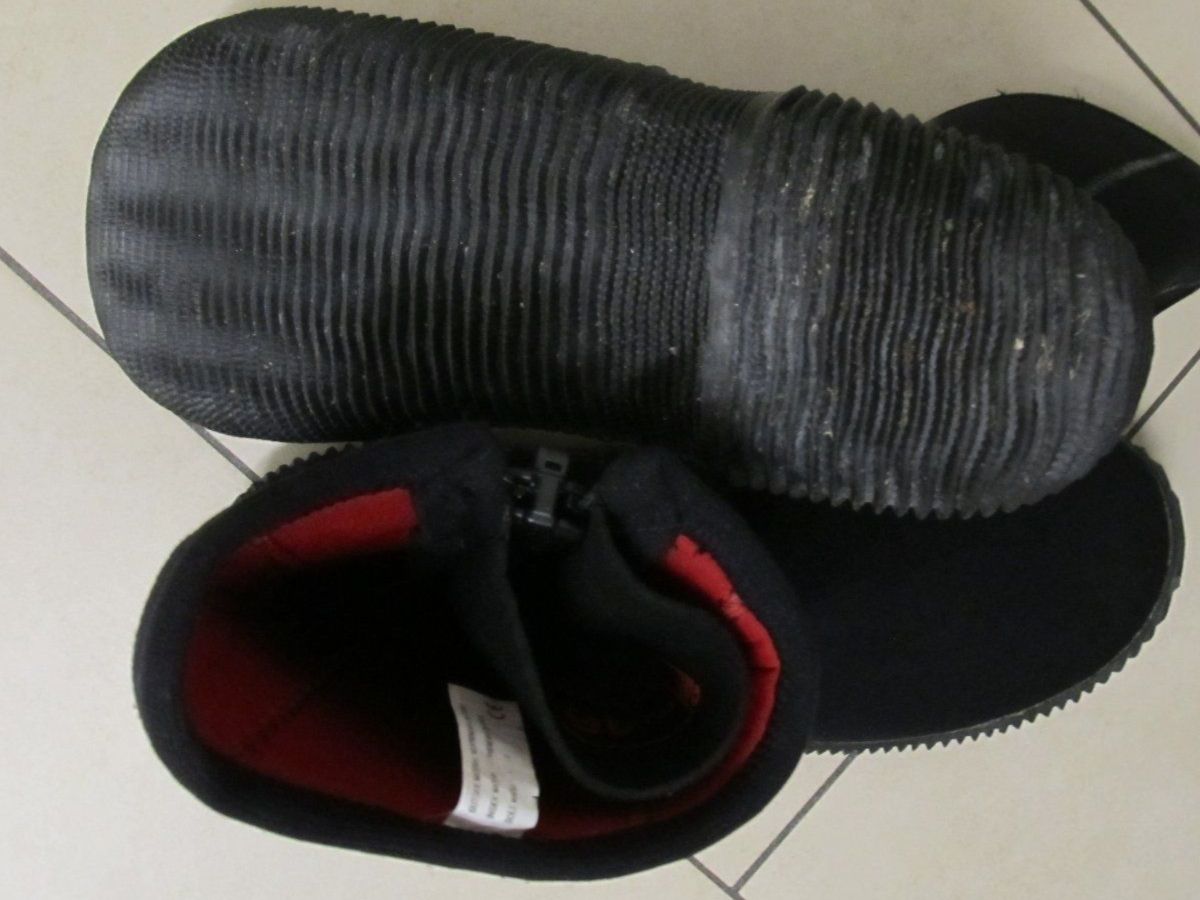 Scarpe da uomo: Aqualung Tauchschuhe Gr. 46 eher Gr. 44, 6.5mm – Usato da Ebikon venduto da Dubi1 1