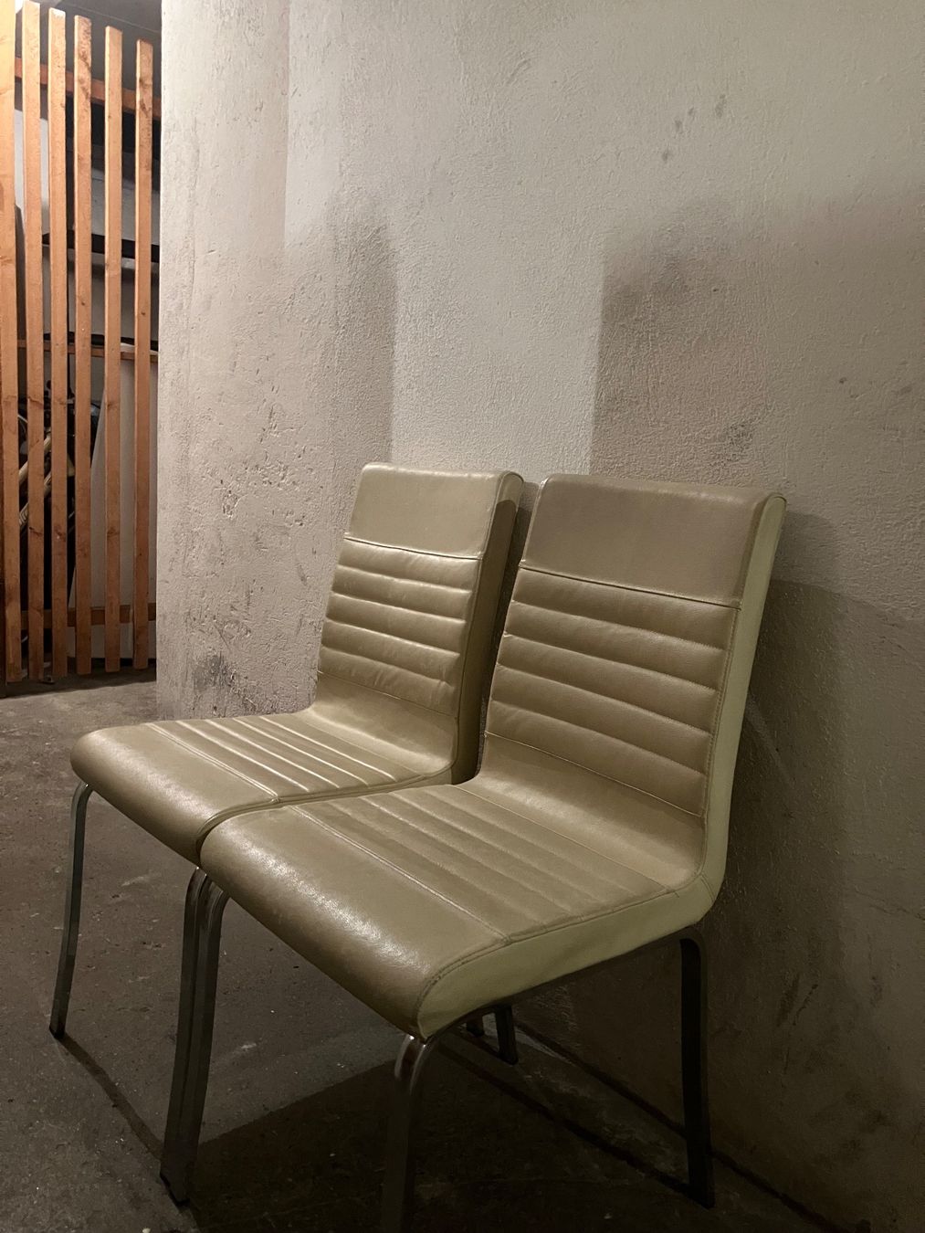 Sedie: 4 Stühle aus cremefarbenem Kunstleder – Usato da Zürich venduto da davdavDTB 1