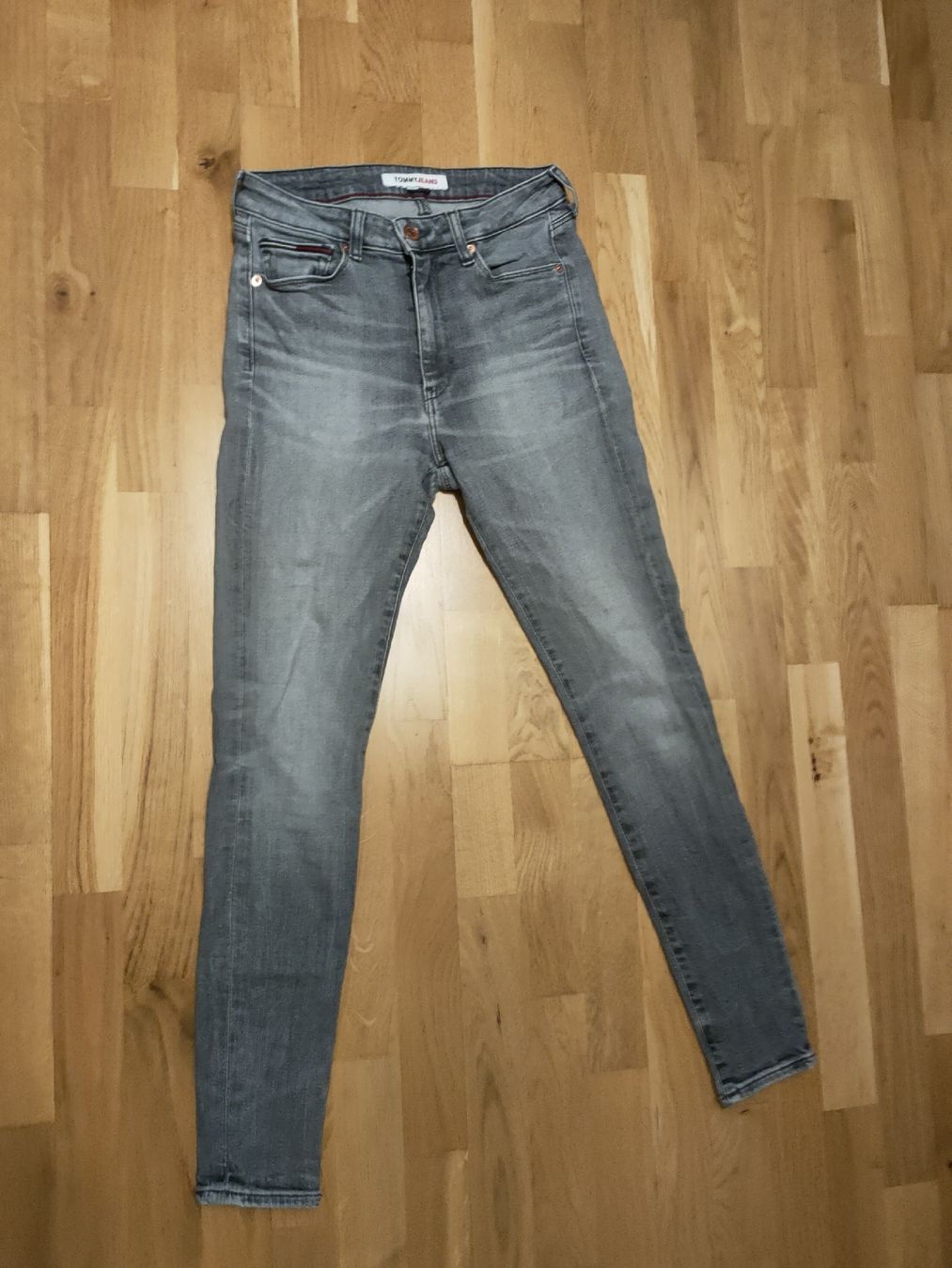 Jeans: TOMMY JEANS 27/32, schwarz/hell Damen – Usato da Russikon venduto da noahn99