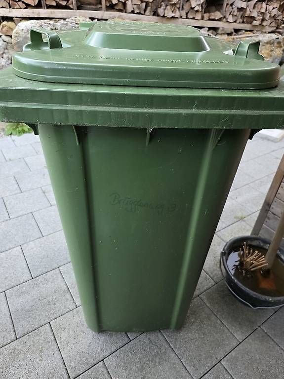 Korpus: 240 Liter Grüncontainer – Gebraucht aus Etziken von miata02