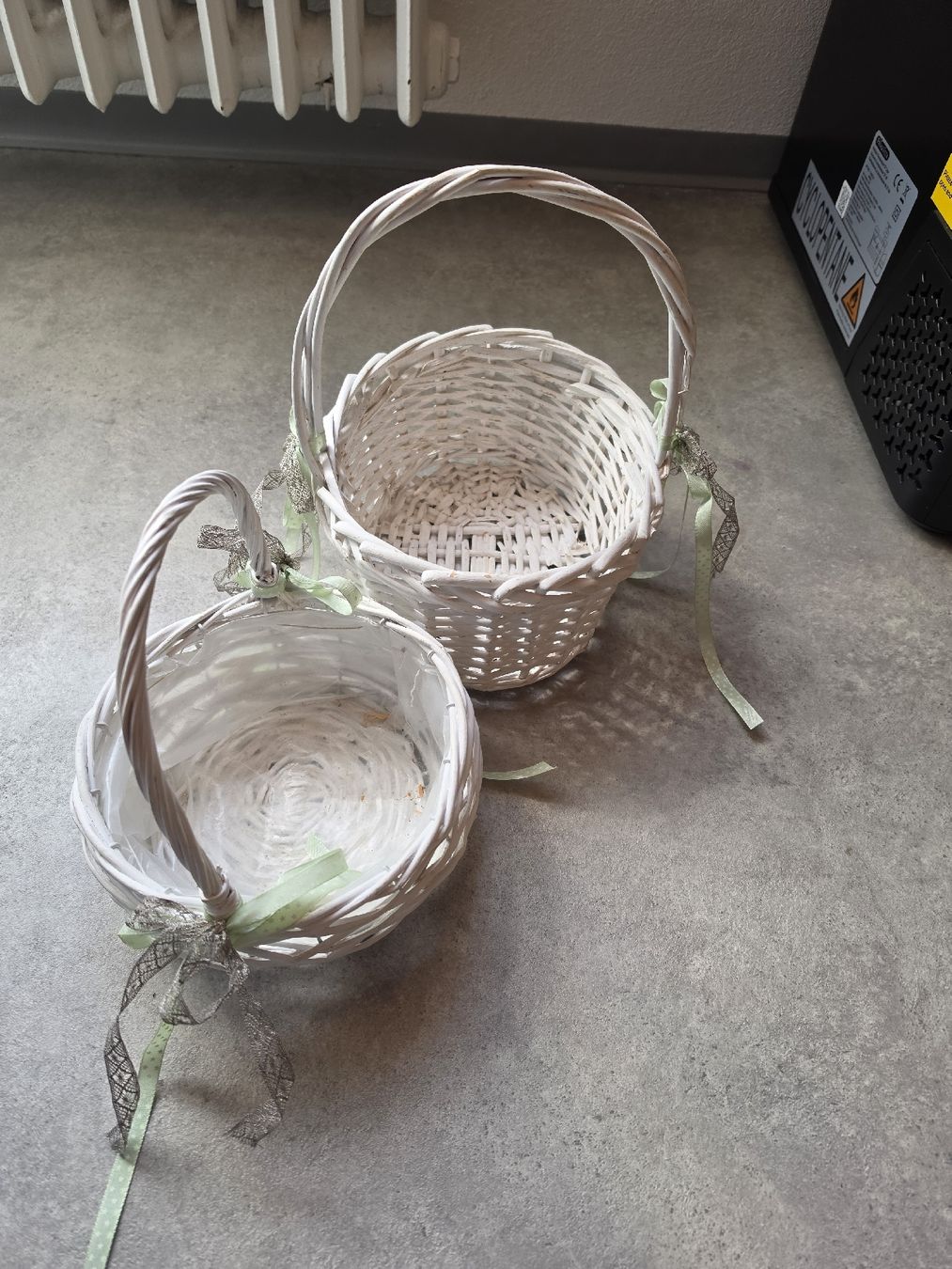 Toutes les décorations: Blumenkorb klein, weiss, Blumenmädchen – D'occasion à Laupersdorf par Withelady 1