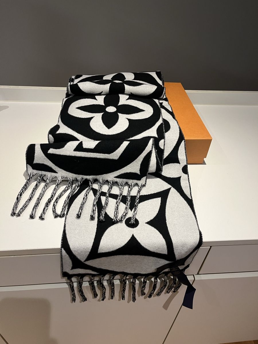 Foulard & Sciarpe: Louis Vuitton Medallion Schal schwarz/weiss – Nuovo (secondo la descrizione) da mellingen venduto da Shamo90