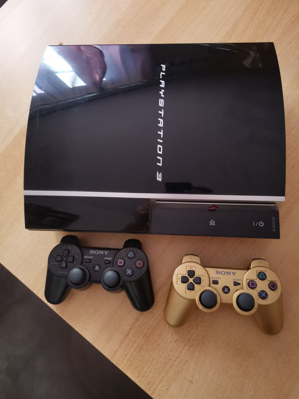 Sony Consoles: PS3 MIT 2 CONTROLLER – Défectueux à Altnau par playboy