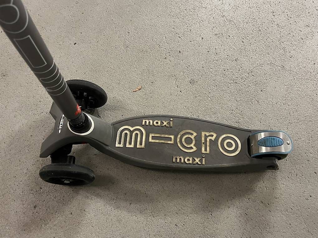 Véhicules pour enfants: Micro Maxi Deluxe Trottinett – D'occasion à Zürich par MariaSusanne