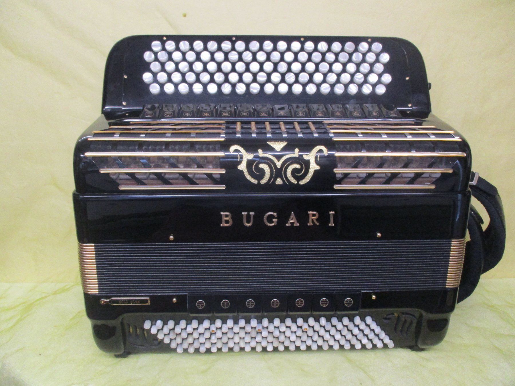 Musikinstrumente: Akkordeon Bugari Gold plus – Gebraucht aus Jegenstorf von Oktavio