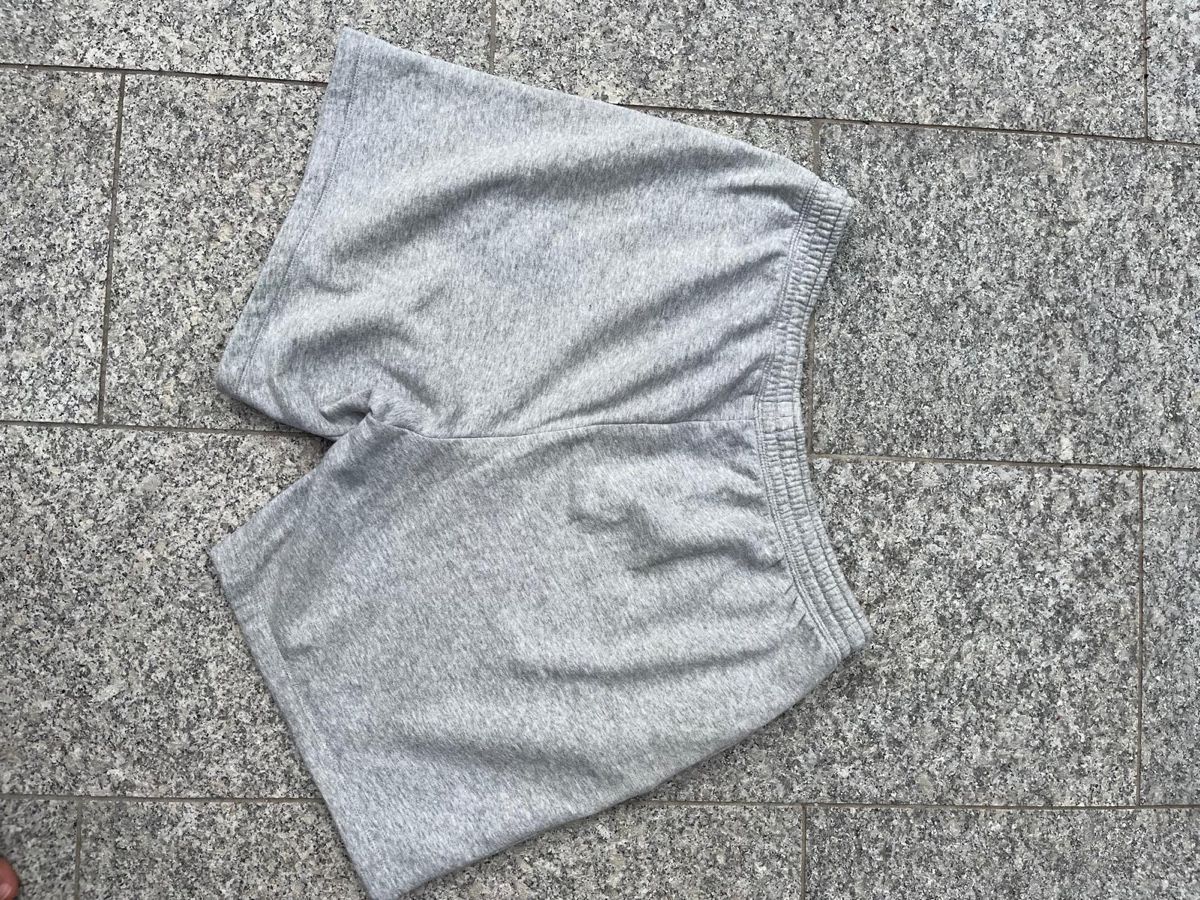 Pantalons: Short gap M gris  – D'occasion à Troinex par ale_95jr 2