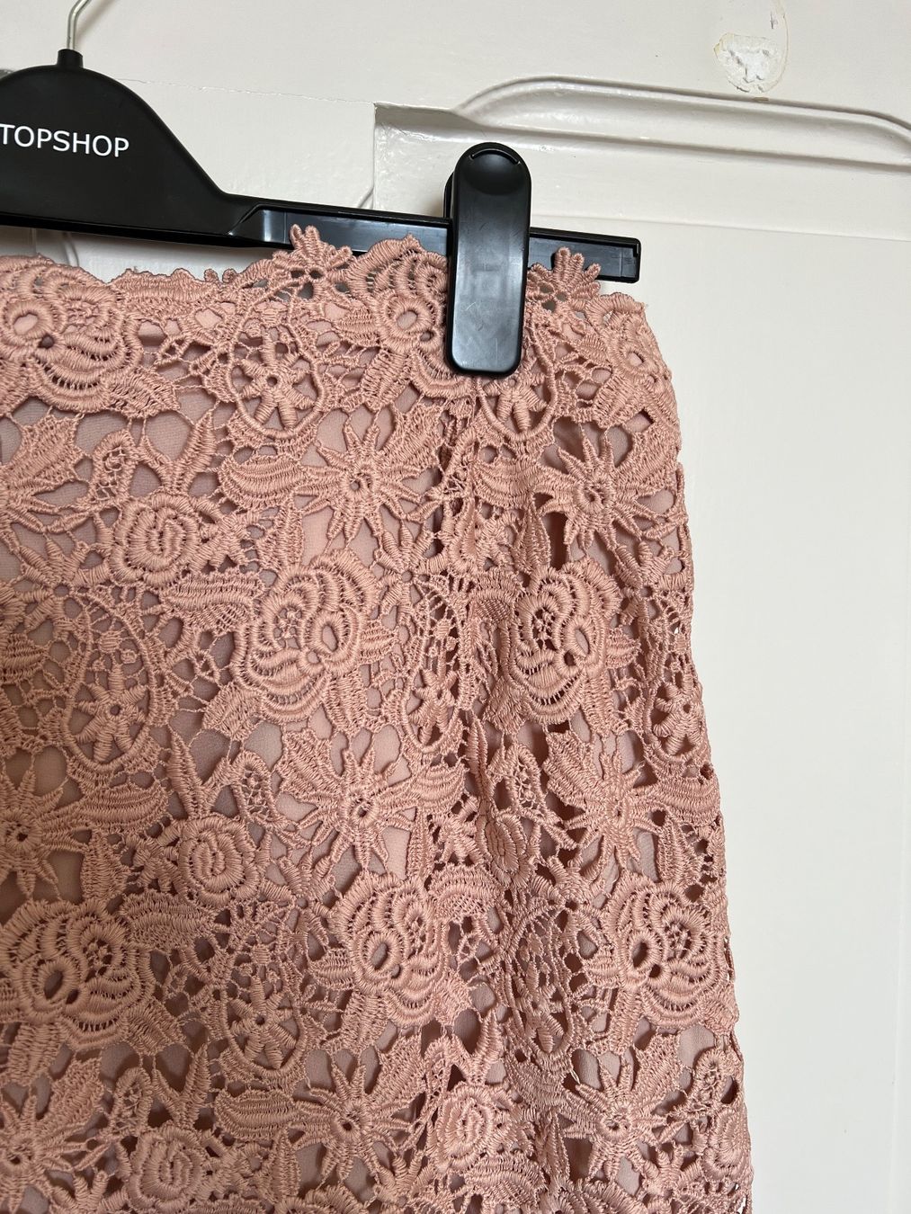 H&M Jupes: Jupe crayon en dentelle – D'occasion à Neuchâtel par Thesebootsaremadeforwalking 1