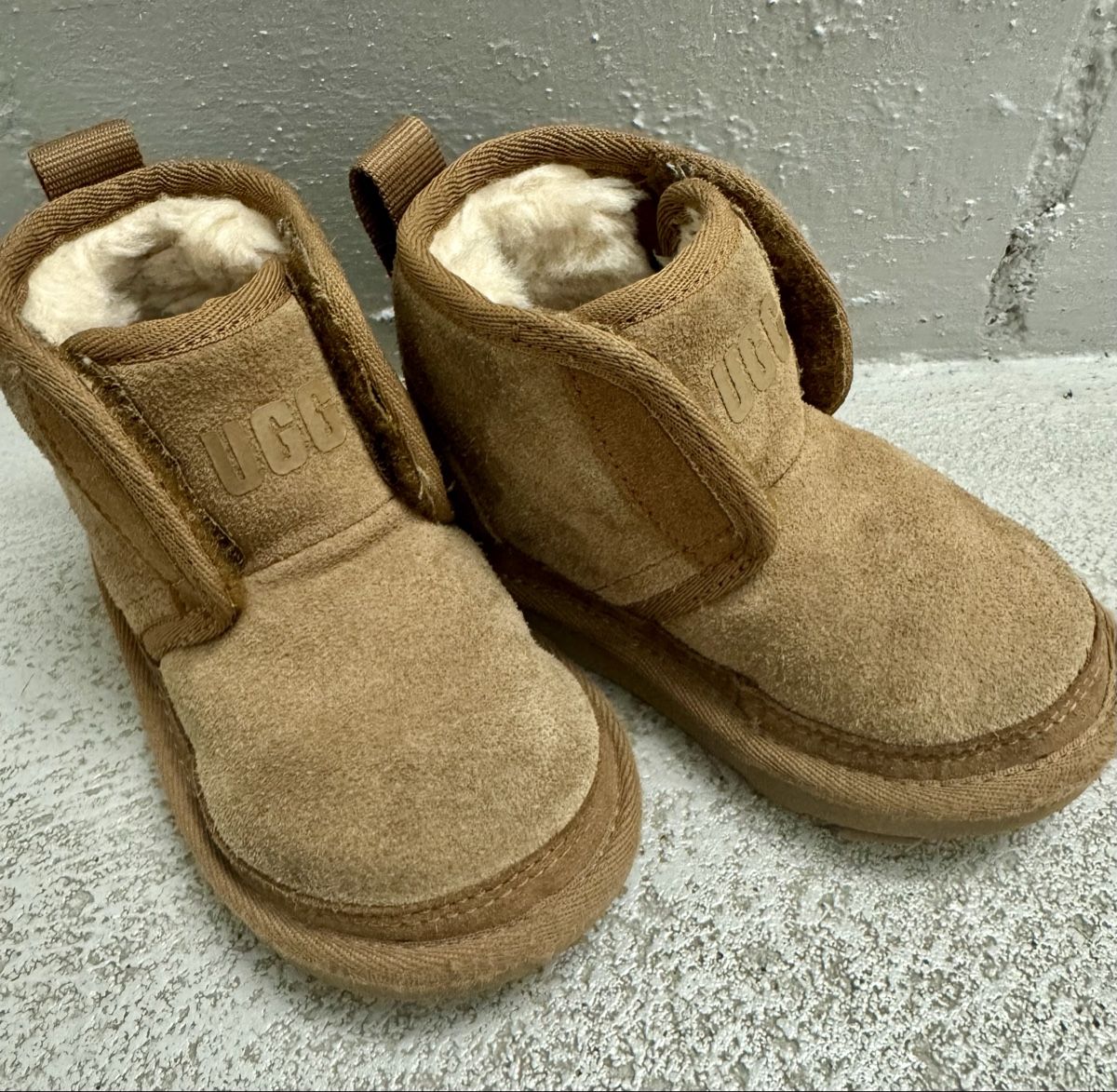 Ugg Schuhe für Jungen: UGG Boots Kinder Braun Grösse 23.5 – Gebraucht aus Aarau Rohr von mic_d6nr