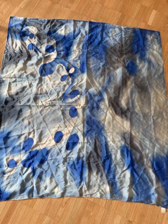 Edler Seidenschal, blau-weiss gemustert, 100% Seide.