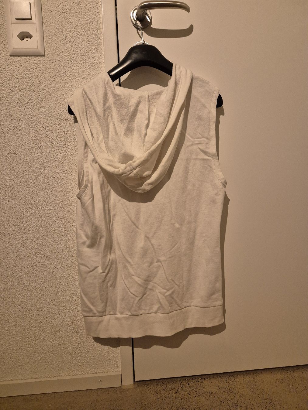 H&M Gilet & Giacche senza maniche: Ärmellose Baumwollweste mit Kapuze – Usato da Schlieren venduto da nat_76vd 1