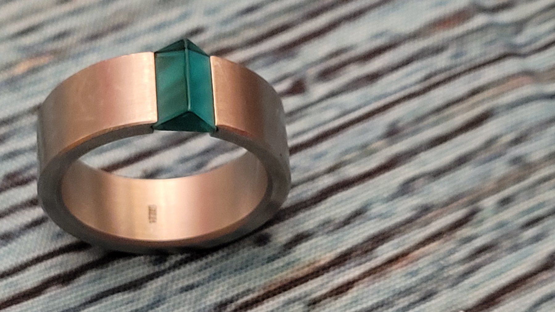 Ringe: Stahlring mit grünem Stein – Neu (gemäss Beschreibung) aus Courtételle von Anais72