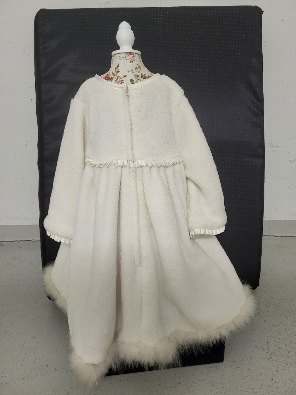 Vestiti & Gonne: Wintertaufkleid mit Federn Kleinkind – Nuovo (secondo la descrizione) da Volketswil venduto da Pickles 1