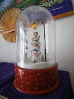 Eine Winterdeckoration mit Schnee und wahlweise Musik