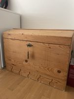 Antike Holztruhe mit Schlüssel