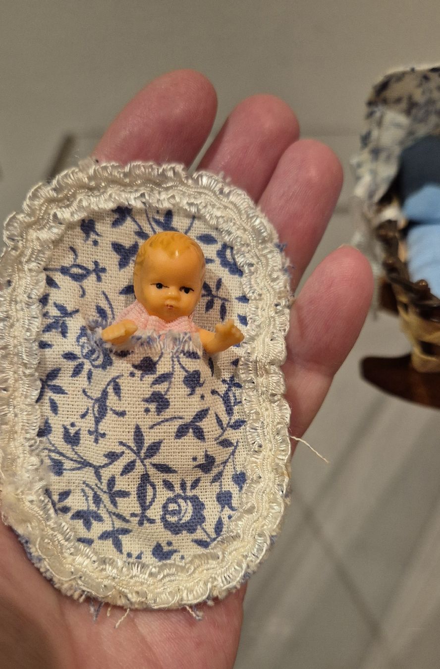 Puppenwagen: Puppenstubenwagen mit Püppchen – Gebraucht aus Schaffhausen von peggi77755 4