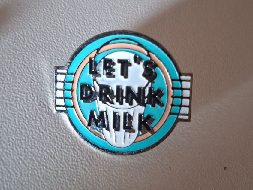 Plaquettes & Badges: Pin "Let's Drink Milk" – D'occasion à Erlinsbach par pfunky