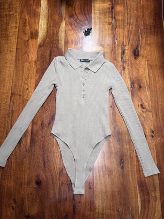 ZARA Body mit Kragen und langen Ärmeln – Grösse S
