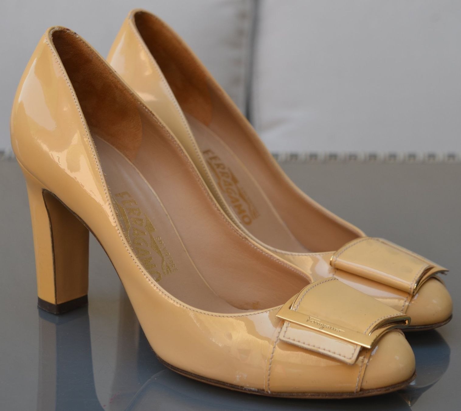 Salvatore Ferragamo Damenschuhe: Pumps Salvatore Ferragamo .38 = 24 cm – Gebraucht aus Collonges von arashee
