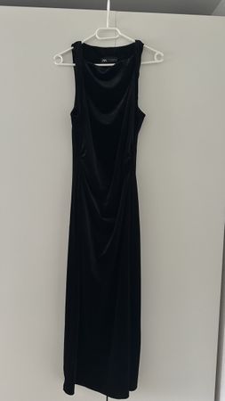 Elegantes Samtkleid von Zara - ideal für den Winter!