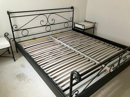Metallbett 180 × 200 cm inkl. Lattenroste und Nachttische