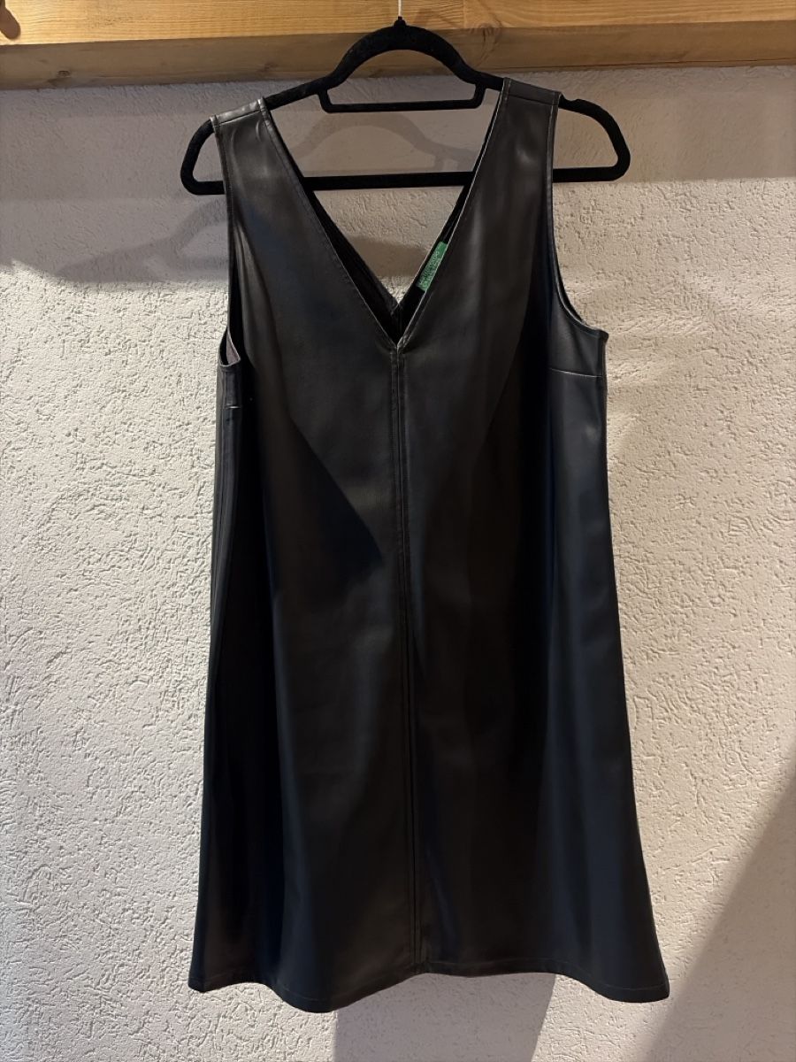 Benetton Vestiti: Robe NEUVE Benetton effet cuir noir taille M – Nuovo (secondo la descrizione) da Evionnaz venduto da kat_nv9f