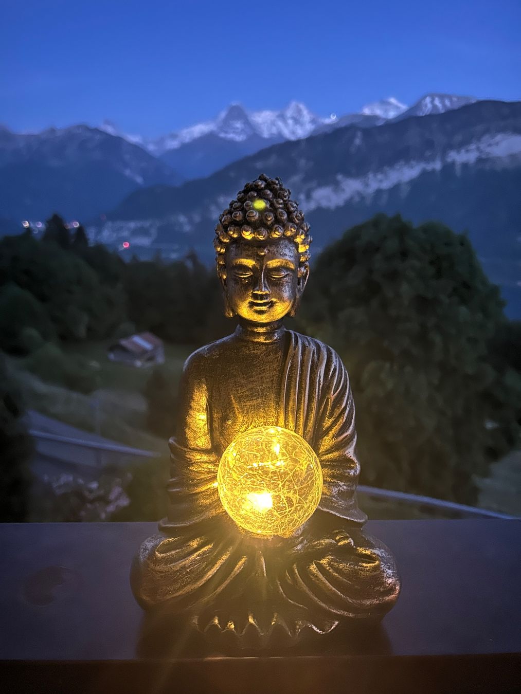 Lampade: Solar Buddha Statue goldenfarbig – Usato da Beatenberg venduto da buy2you 4