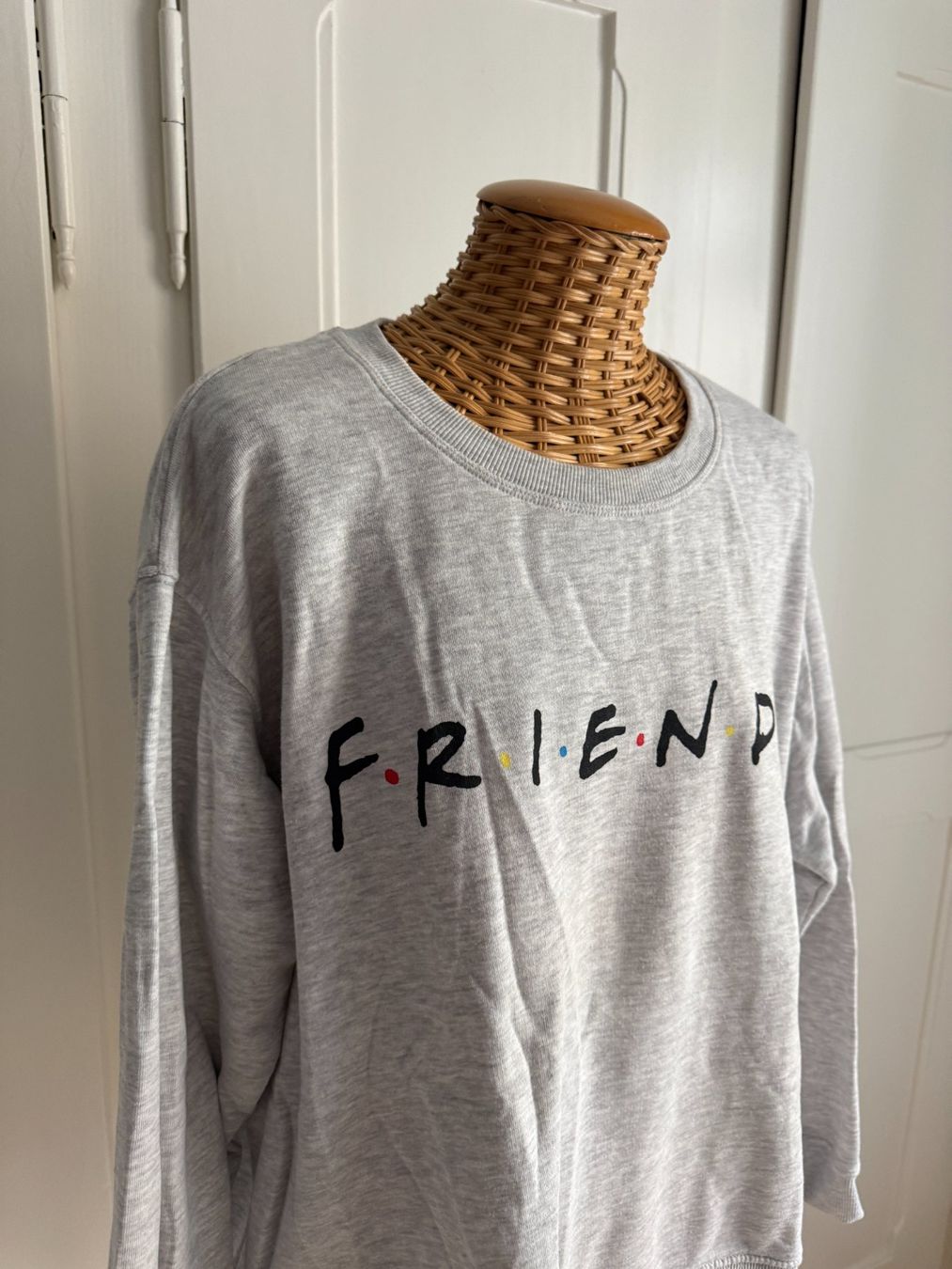 H&M Maglioni & Felpe: Friends Sweatshirt hellgrau meliert XL – Usato da Zürich venduto da Diazaio 1