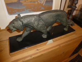 Bronze Skulptur Panther auf schwarzem Sockel