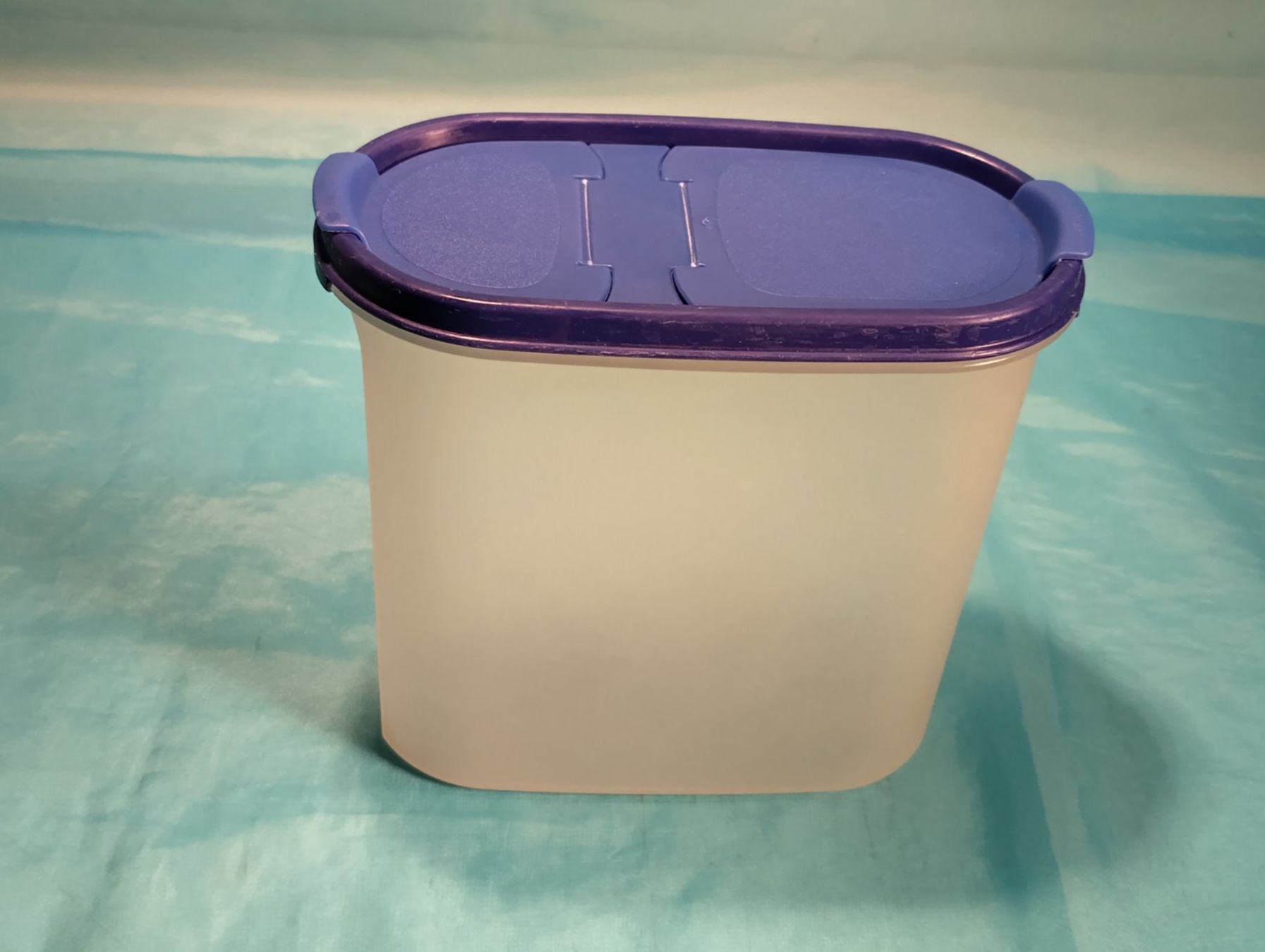 Tupperware Behälter & Ähnliches: Tupperware Behälter mit 2 Oeffnungen, 1.7L – Gebraucht aus Bellach von JingleCherry