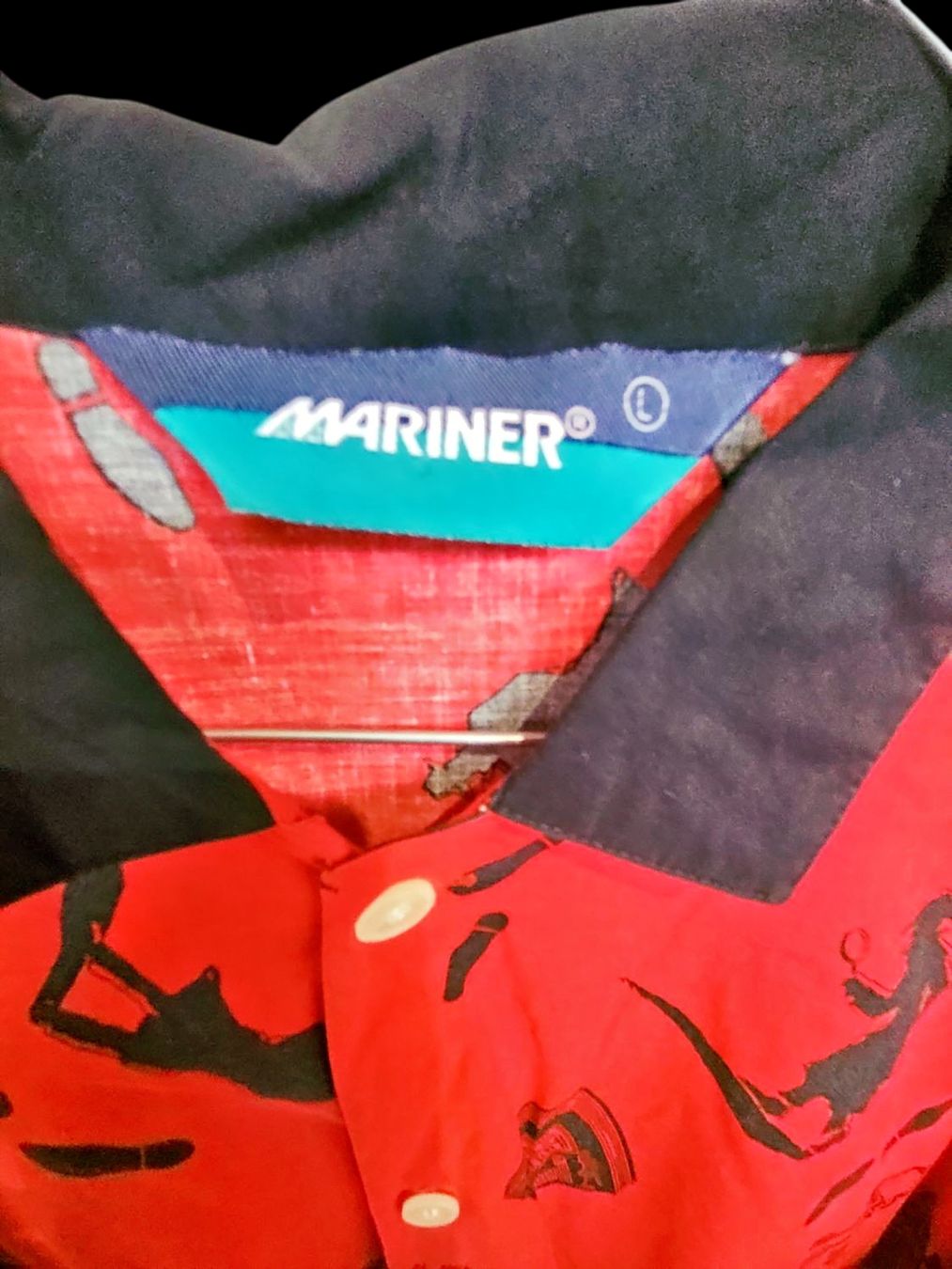 Camicette: Leuchtend rotes Button-Down-Hemd mit Detektiv-Print und – Usato da Zug venduto da vinokilo 4
