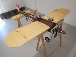 Schöne Semi Scale Bleriot, mit Motor und Servos