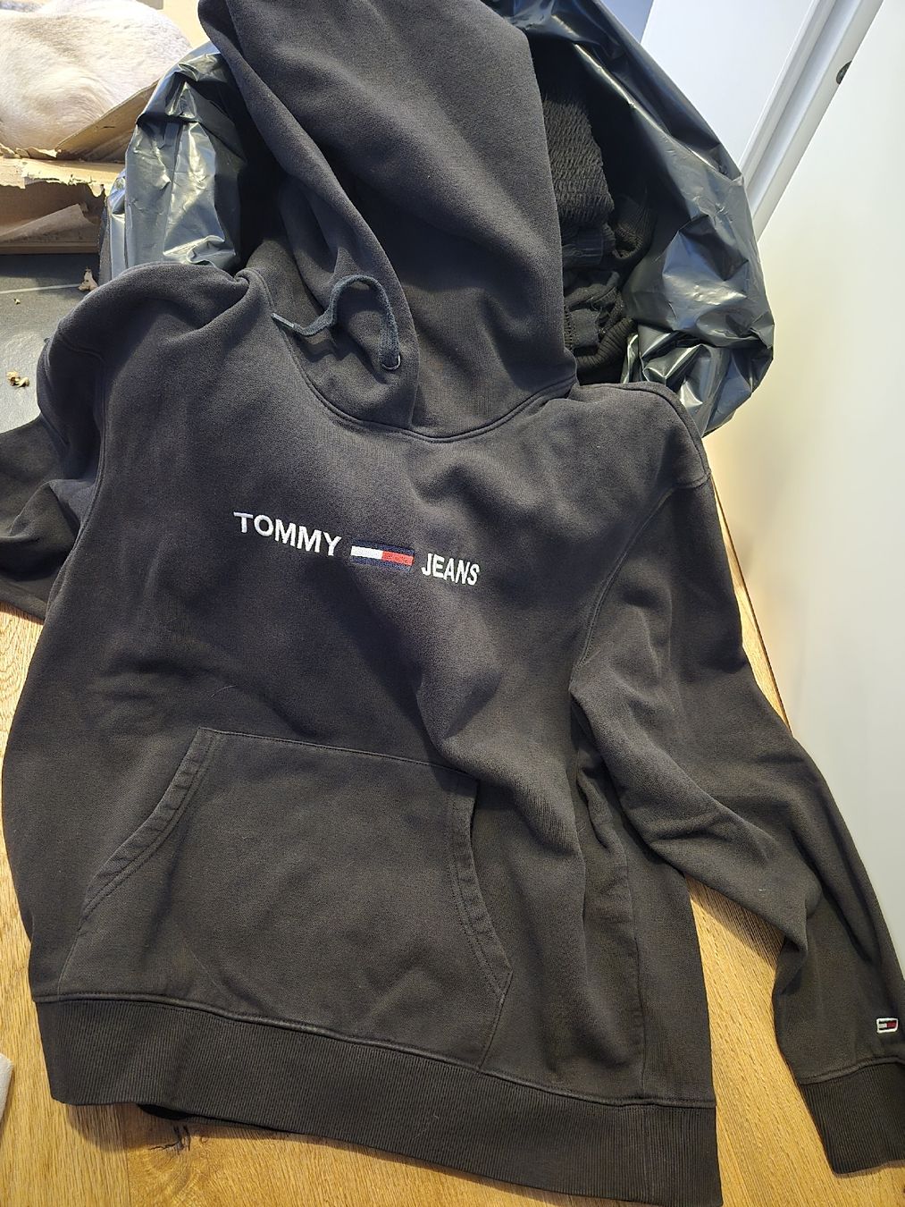 Tommy Hilfiger Pullover & Sweatshirts: Tommy Jeans Pullover schwarz Groesse L gebraucht – Gebraucht aus Wolfhalden von cel_p6dq