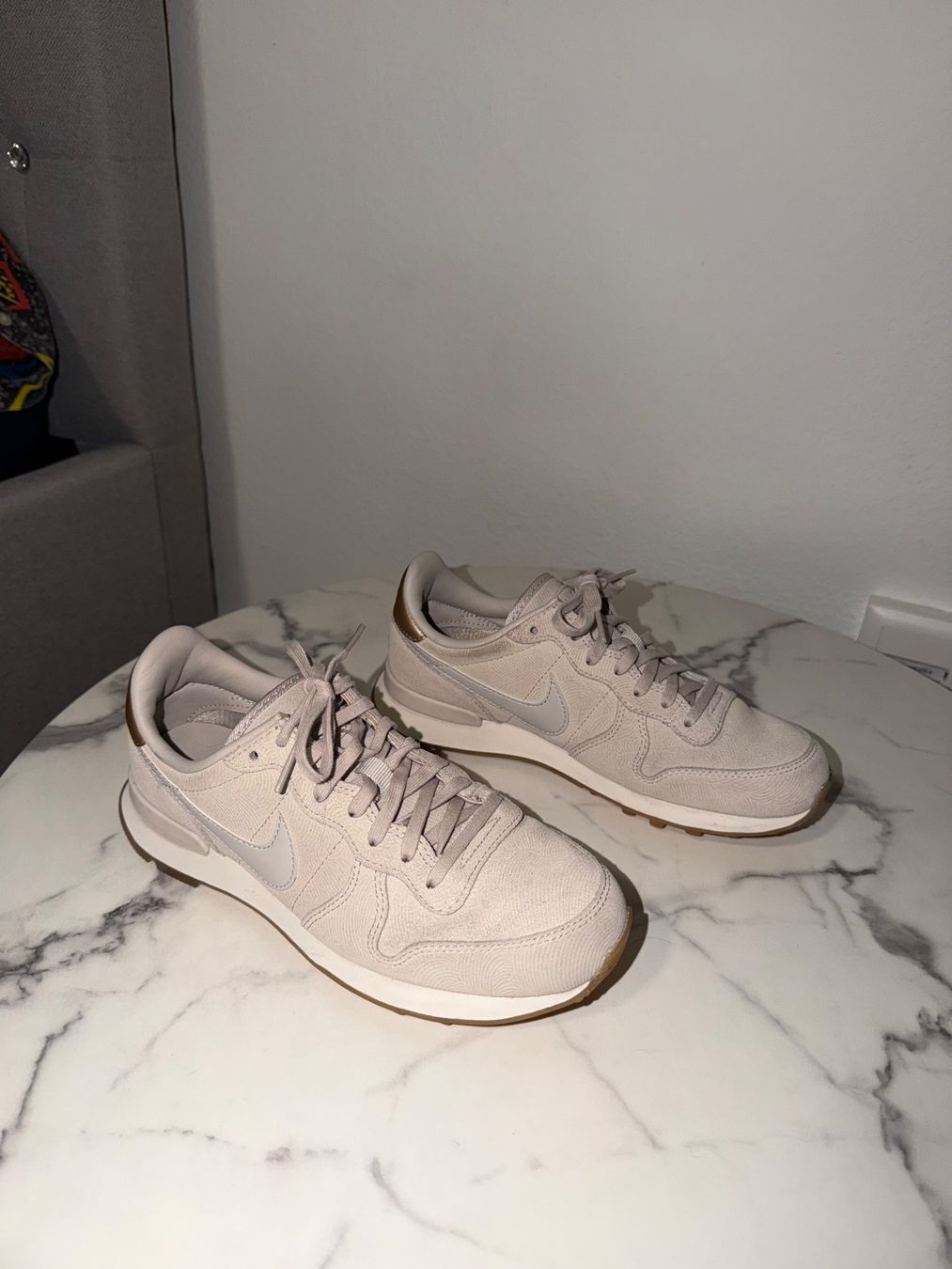 Nike Scarpe da donna: Nike Damenschuhe Grösse 37,5 beige – Usato da Ittigen venduto da zaf_6sy9