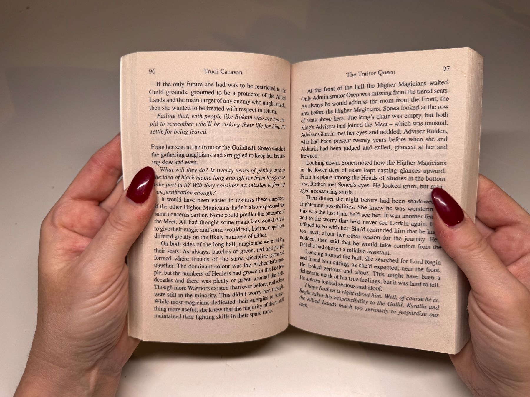 Livres: NOVEL: Trudy Canavan, Traitor Queen – D'occasion à Grosswangen par English_books 5