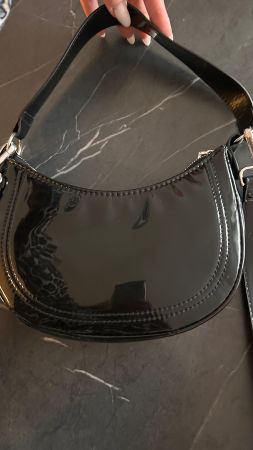 H&M Schwarze Lackleder-Umhängetasche